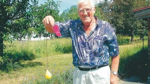 Tidigare i somras hittade Göte Arvidsson denna ballong ute i skogen som hade skickats från en skola i Holland.