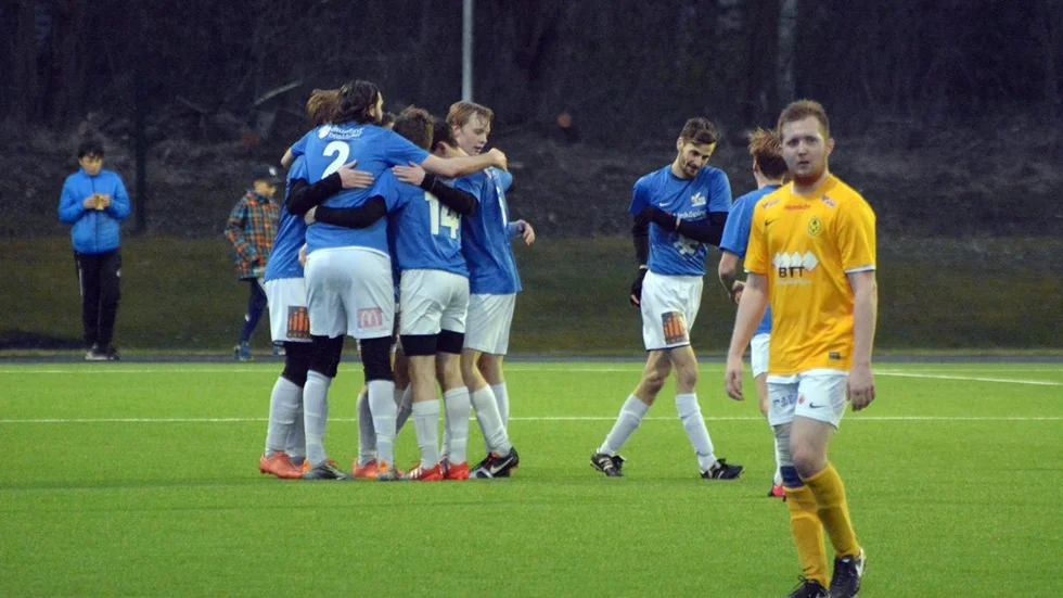 TUFF SÄSONG. Dennis Isaksson och hans lagkamrater i Kisa BK har förlorat 16 av 20 seriematcher i år. I fredags blev det klart att KBK får börja om i division fem. Foto: Michael Nordin