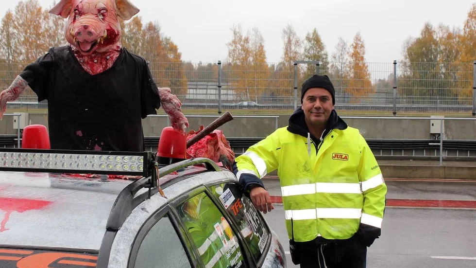 Svinigt. På skrotbilsrejset finns varje år flera teman. I år var ett av dem gristema. William Wright, till höger, om någon var osäker.