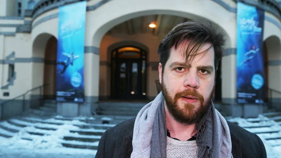 Oscarsnominerad. Tobias Almborg, skådespelare på Östgötateatern. I "En man som heter Ove" gör han rollen som grannen Patrick, gift med den höggravida Parvaneh.