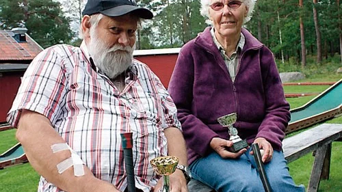 Två vinnare. Ove Svensson och Maj Karlsson segrade i Södra Kinda PRO:s minigolfturnering.