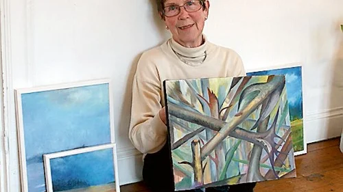 Karin Nord med tavlan stormen i famnen.