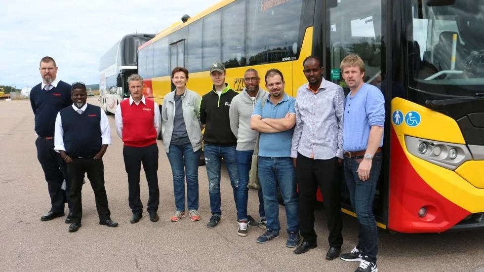 De nyutbildade bussförarna går direkt från utbildningen på flygplatsen ut i arbetslivet.
