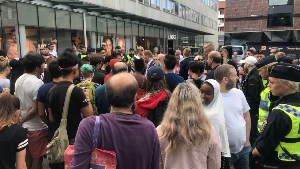 Efter mötet samlades många för att debattera med medlemmarna i Alternativ för Sverige.