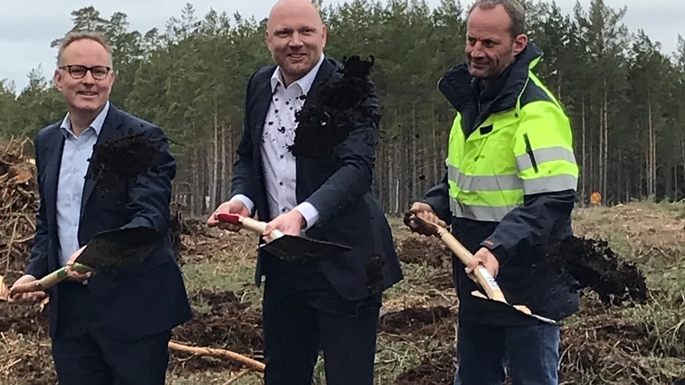 Första spadtaget. Johan Persson, kommunalråd i Kalmar, David Modig, VD Modig Machine Tool, och Staffan Dahlström från GBJ Bygg i Växjö som ska bygga den nya fabriken i Kalmar.