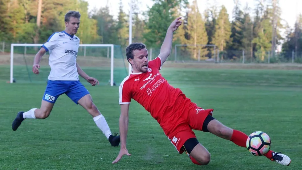 Joel Svensson, till vänster, har imponerat under vårsäsongen med IFK Tuna. Nu laddar han för derbyt mot Hultsfreds FK.