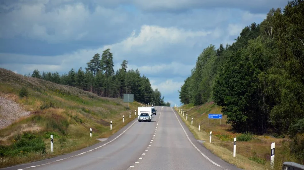Första infarten var tänkt i backen vid Krönsmon. Det förslaget drogs tillbaka. Nu är målet en infart längre norrut nära rastplatsen vid Krönsnäs. Först 2020 kan den vara klar.
