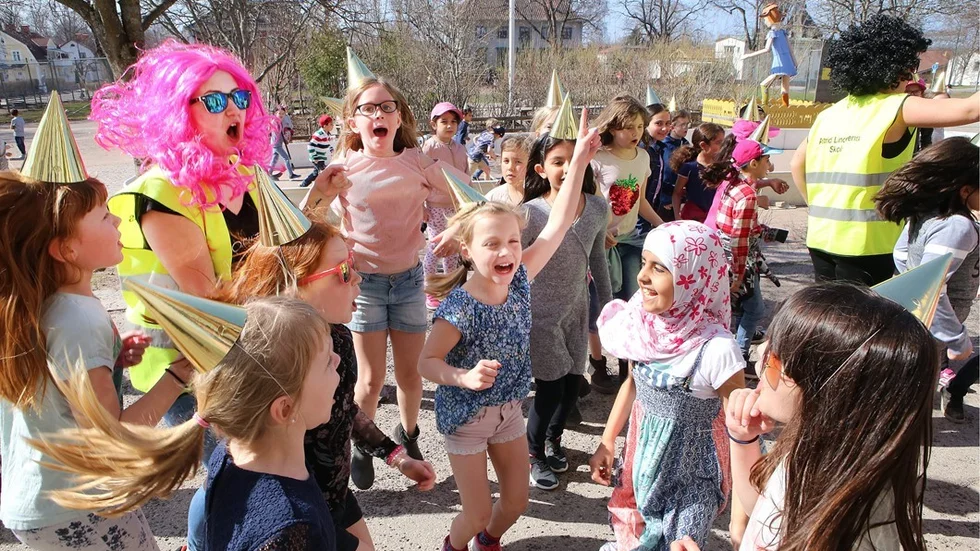 Barnen på Astrid Lindgrens skola dansade på skolgården disco. Foto: Roelof Stroetinga