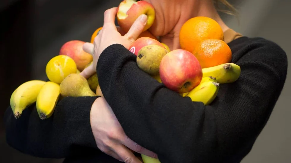Ersätt glassen med frukt i sommar – åtminstone varannan gång, tycker skribenten.