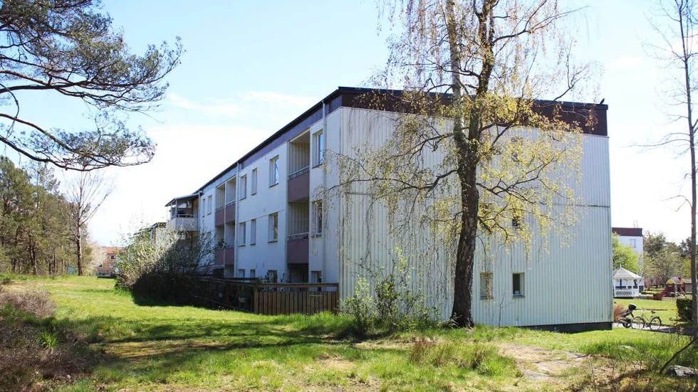 Nu är studsmattan borta. Den stod på kommunens mark utan tillstånd och grannar reagerade och klagade.