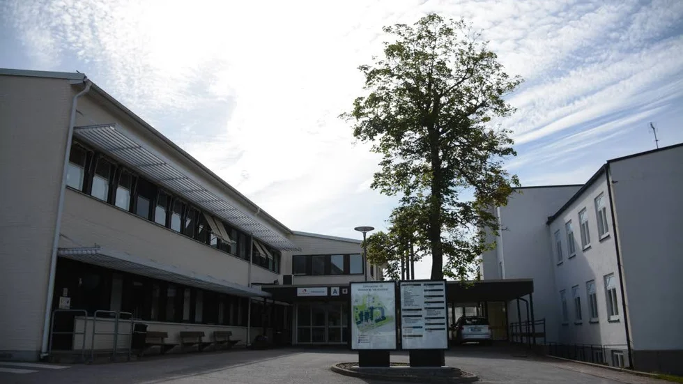 Efter att ha hospiterat, bland annat på Vimmerby hälsocentral, anser Carl Dahlin (M), oppositionsråg i Region Kalmar län, att fler politiker borde lämna mötesrummen.