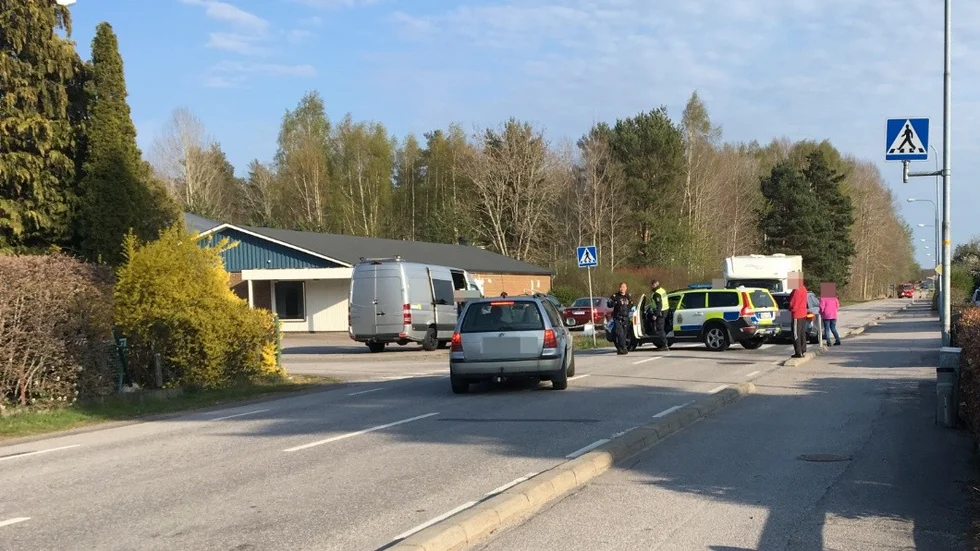 Polisen och räddningstjänsten ryckte ut till olycksplatsen på Norrlandsvägen på söndagseftermiddagen.