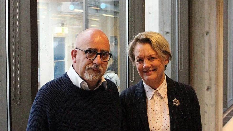 Möte på biblioteket. Melker Garay diskuterade sitt författarskap med Åsa Christoffersson.