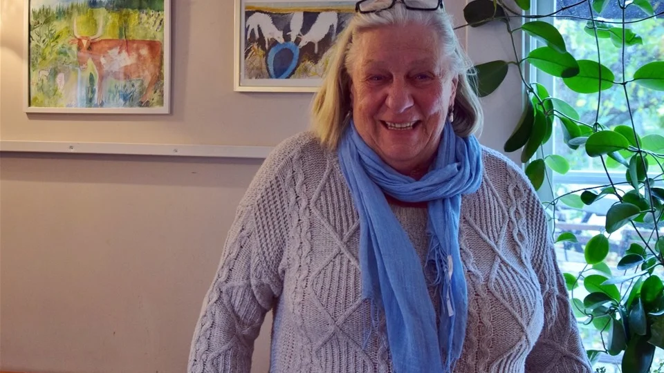 Inglis Andersson löste av dottern Catrina Liljegren som tidigare visat sin konst på väggarna på Café Columbia. Foto: Morgan Karlsson