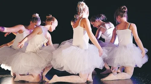 Småsvanar ur Svansjön. Eleverna på gymnasiets dansprofil blev prima ballerinor för en kväll. Foto: Filip Jönsson