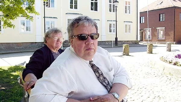 Lagman Nils-Erik Andersson och veteranen i nämndemannakåren Birgit Andersson gillar inte beslutet att lägga ner gamla rådhuset i Vimmerby ( i bakgrunden) som tingsställe.