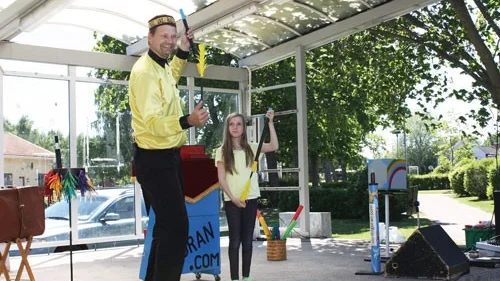 Mr Goran trollade för barnen i Köpingsparken under årets upplaga av Hultsfredsdagen.