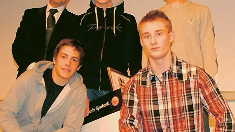 Sparbanksstiftelsen Vimmerbys ordförande Stig Bäck, som delade ut ett stipendium på 10 000 kronor var till Patrik Bengtsson, Oscar Carlsson samt knästående Tobias Jonsson och Andreas Rundgren. Foto: Magnus Strömsten