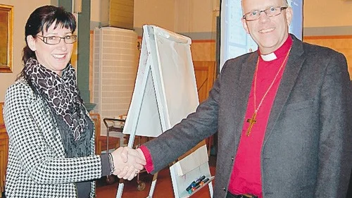 Kyrkokamrer Lena Augustinsson hälsade biskopen i Linköpings stift Martin Modéus välkommen till Västervik.