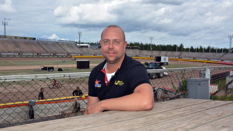 Med fyra raka segrar i bagaget är det i kväll dags för Mikael Karlssons Dackarna att ta sig an jumbon Smederna på bortaplan.