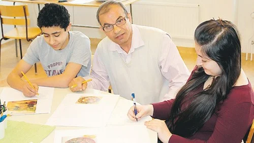 Mustafa Saoud tillsammans med eleverna Yaser Aburawa och Suzan Badr som båda går i åttan på Ludvigsborgsskolan.