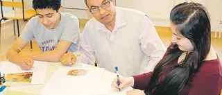 Han undervisar elever i arabiska