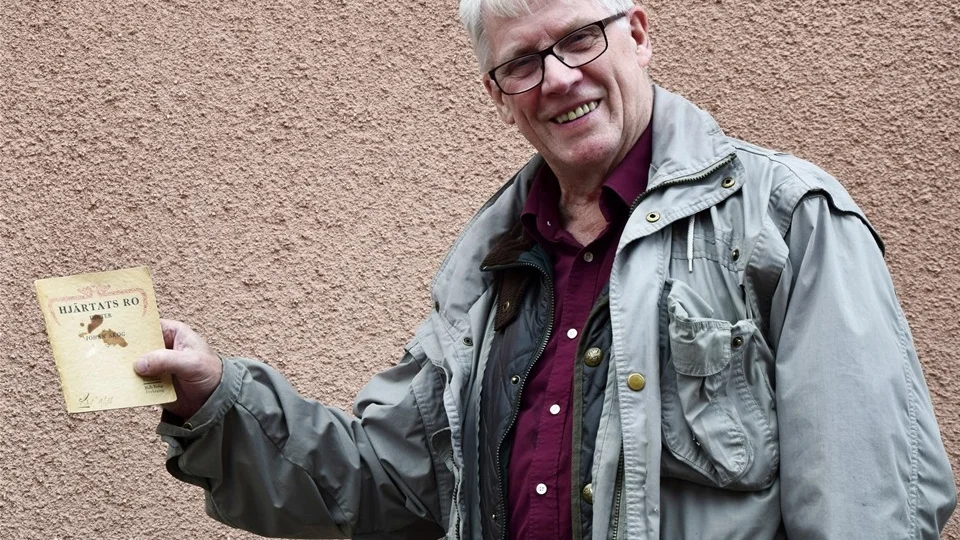 Rolf Vårdstedt som arrangerat musikkvällen i Kisa kyrka har även lyckats hitta ett exemplar från Skogs diktsamling. Foto: Morgan Karlsson