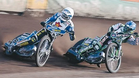 Patrick Hougaard håller undan för Patryk Dudek och visar att han vill ta en av platserna i Dackarnas premiärlag nästa vecka. Foto: Magnus Strömsten