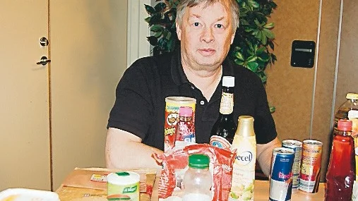 Tommy Svensson framför delar av den mat som han föreläste om under torsdagskvällen.