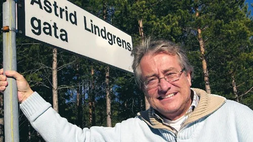 Rätt gatunamn - fast på fel ställe. Mikael Sandström, ordförande i föreningen Bevara Vimmerby, hoppas få gehör för föreningens förslag att låta Norra Industrigatan bära författarinnans namn istället. Dessutom vill föreningen att Södra Ringleden och Lundgatan också ska heta Astrid Lindgrens gata. Foto Janne Strömsten