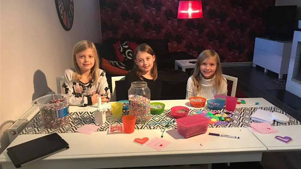 Tilde Widéen, Ronja Rubertsson och Stina Lamberg Fjällgård pärlar så mycket de bara hinner, hela tiden med cancersjuka i tankarna. På två veckor har de spräckt den magiska gränsen 20 000 kronor.