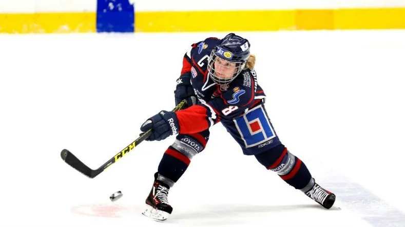 Väljer karriär på Saab. LHC-backen Kristina Vikdahl tackar nej till uppdrag med Damkronorna för att satsa på sin chefstjänst på Saab.