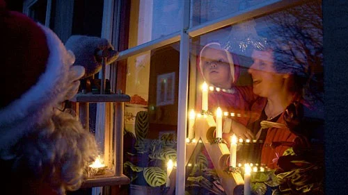 Tomten kommer... Det blev ett minne för livet när tomtefar själv hälsade på hos lille Gustaf i Hultsfred.