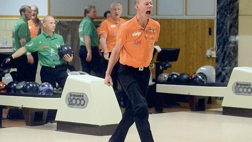 Mikael Liljekvist skriker ut sin glädje över en strajk. Han toppade i Domino med 925 när laget besegrade Flax i derbyt med 16-4.