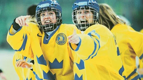 Glada hockey-tjejer. De har all anledning att sprudla av glädje, efter segern över USA. Ett steg närmare guldet... Foto: Filippo Monteforte, Scanpix