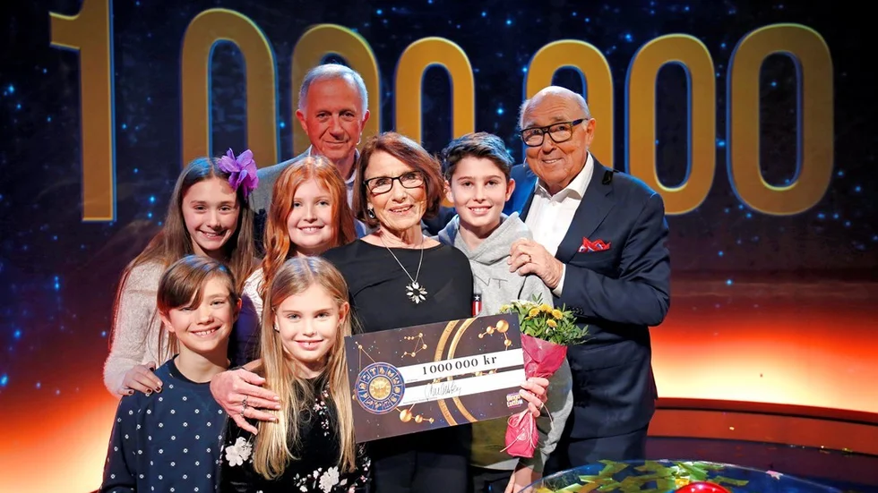 Ann-Charlotte Aristiadou och Aris Aristiadis vann en miljon på Bingolottos Stjärnspelet och gratuleras här av programledaren Ingvar Oldsberg och barnbarnen Alexander, Ida, Emilia, Stina och Filip. Foto: Johan Carlén, Folkspel.