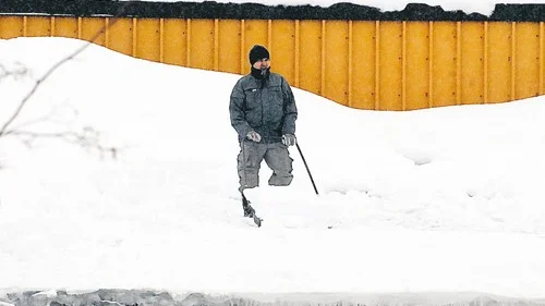 En god idé. Snömängderna kan bli i mastigaste laget för taken och det är viktigt att skotta bort snö som kan riskera tryckskador. Här är det MaterialMännens tak som blir lite mindre snöbemängt.