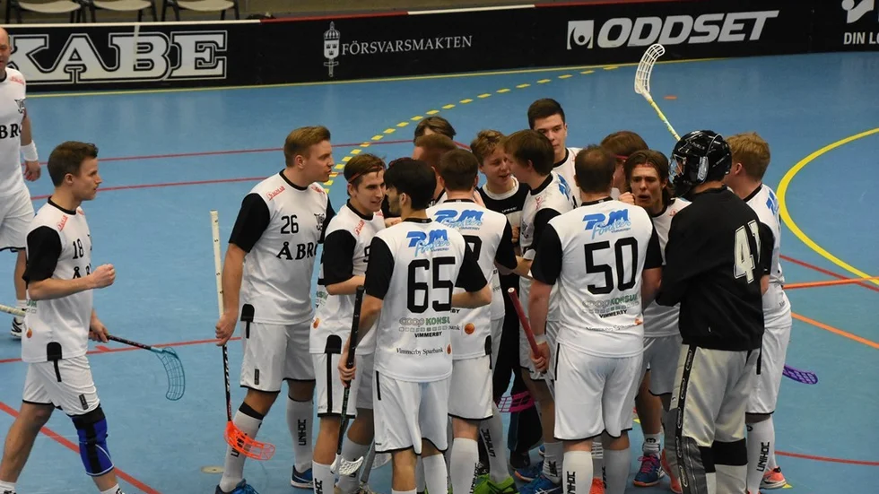 VIBK fick jubala över tre poäng i Jönköping efter mycket om och men. Det innebär att hoppet om avancemang till ettan lever än. Foto: Torbjörn Allvin