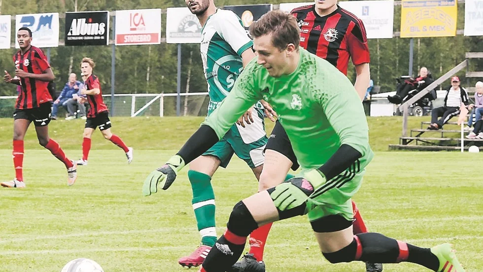 Storebros anfallare Mohammed Ibrahim svarade för en stark insats i går när hans Storebro IF krigade till sig en poäng, 1-1, hemma mot Tranås FF. Foto: Roelof Stroetinga