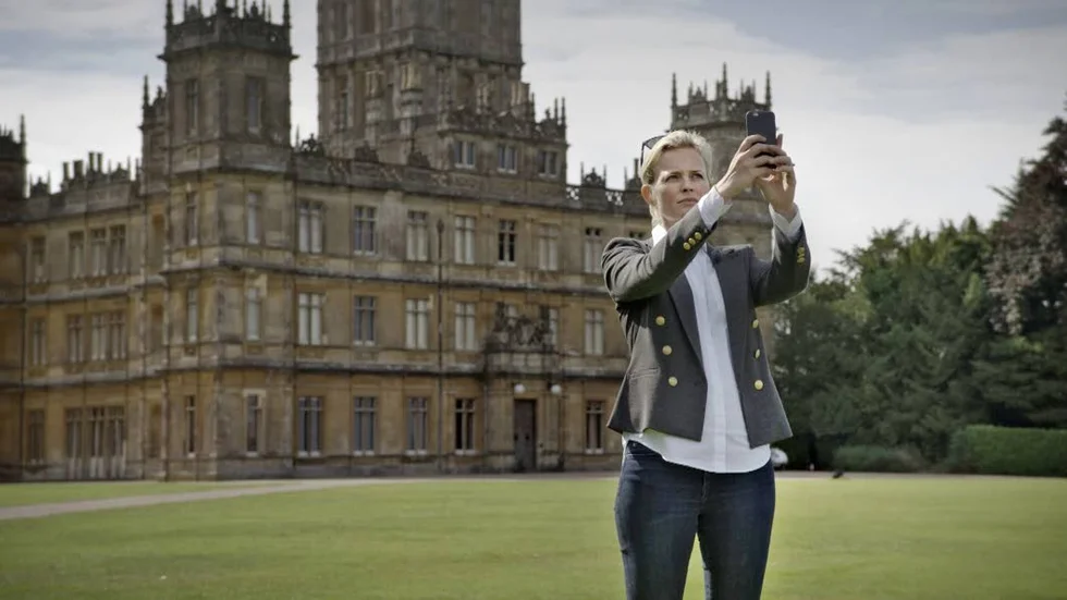 Högklassigt. Josephine Bornebusch utanför slottet Highclere Castle där Downton Abbey spelas in.