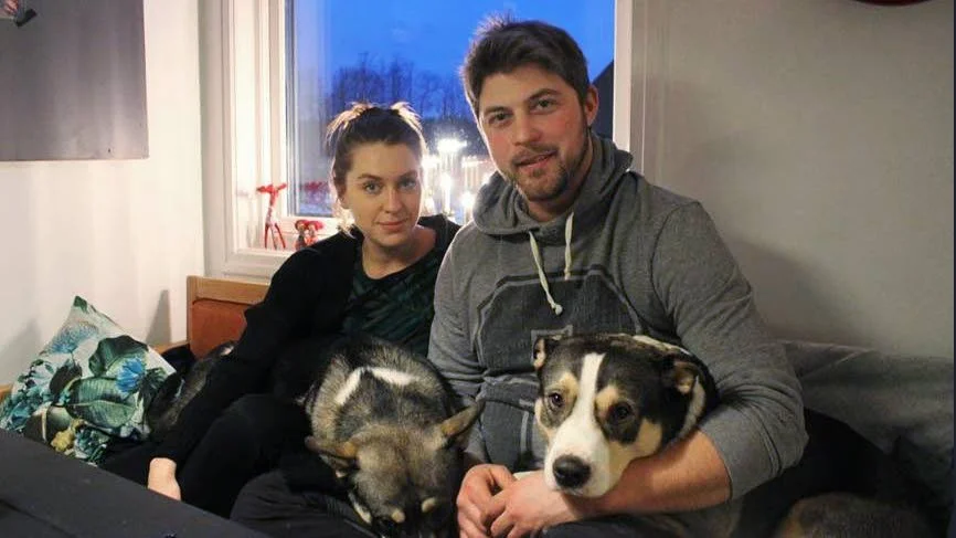 Susanna Karlsson och Hannes Haraldsson samt deras hundar. (arkiv)