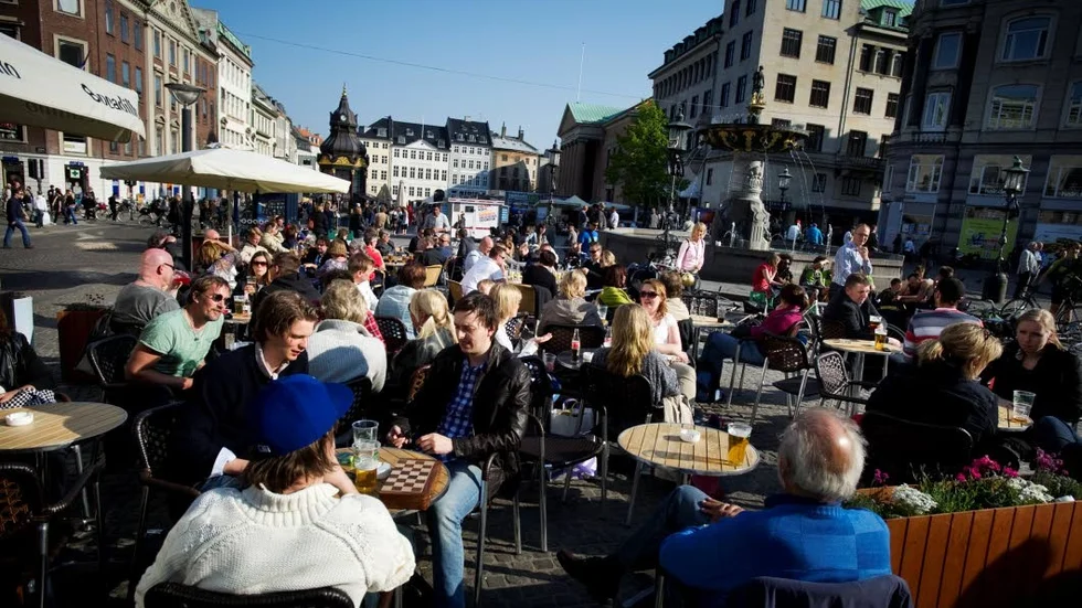 "Många är de städer som har försökt efterlikna Strögetpulsen och idag, när alla världens stadskärnor söker inspiration till sin omställning, framstår Köpenhamn och dess paradgata som modernare än någonsin." skriver Christer Kustvik.