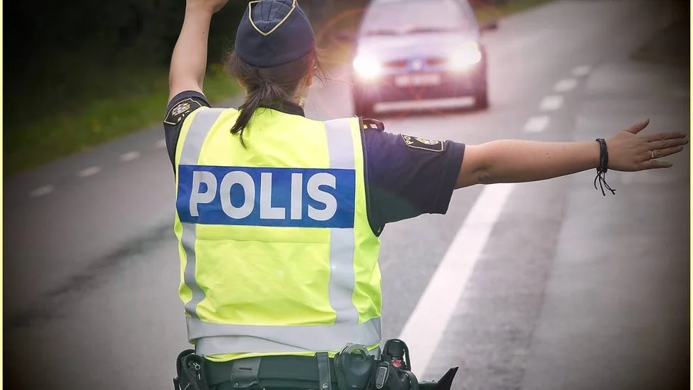 En bilförare i 35-årsåldern, som stoppades i en fartkontroll på riksväg 50 under måndagen, misstänks för grov olovlig körning. (Genrebild).
