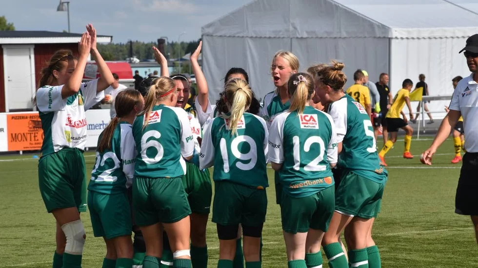 Hultsfreds FK F14 firar avancemang till finalen.