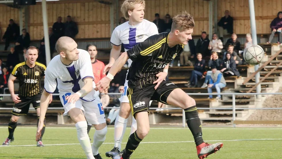 Niklas Gunnarsson tar Jonathan Fält Öhrs plats mot Assyriska.