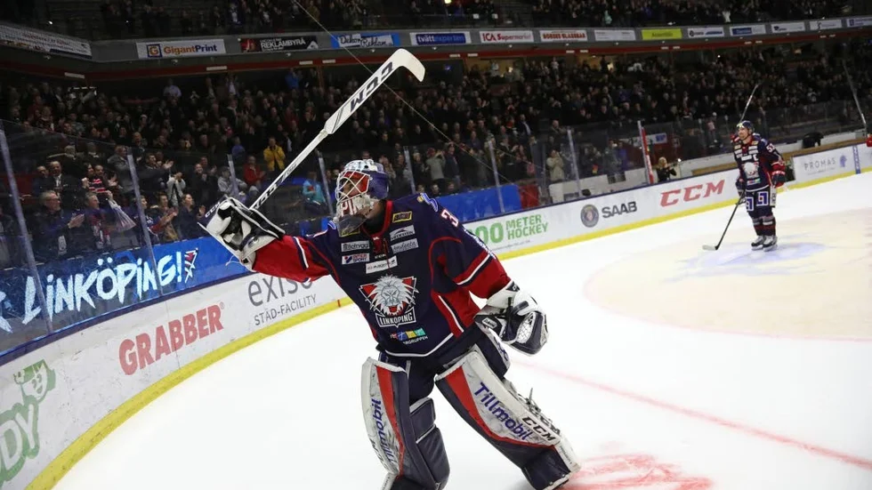 LHC-keepern Jacob Johansson tackar fansen efter segern mot Malmö.