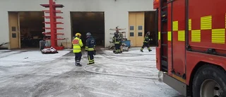 En person till sjukhus efter industribrand
