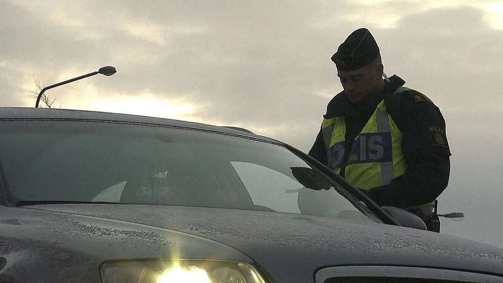 Kontroll. Då fick en bilist i Överum för sig att försöka köra ifrån polisen.