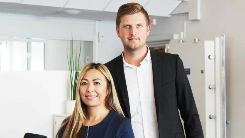 Bank. Belinda Luong och Daniel Svensson på Nordea säger att de inte har märkt at något kundtapp efter Nordeas flytt till Finland.