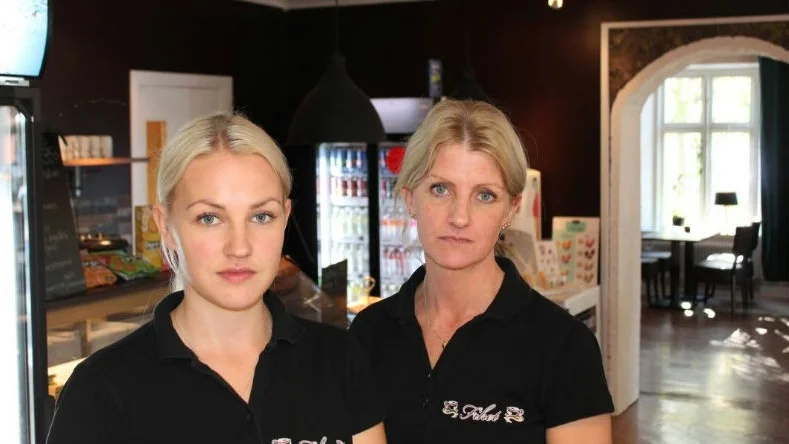 Caroline och Maria Karlsson är både ledsna och besvikna över att man tvingas slå igen Hälsoshopnen med tillhörande cafédel.